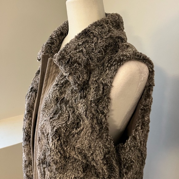 EUC Chico’s Faux Fur Vest Size 1 - Picture 3 of 8